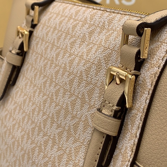 MICHAEL KORS
Charlotte Large Logo and Leather Top-Zip Tote Bag Bisque Mu… - Picture 15 of 16